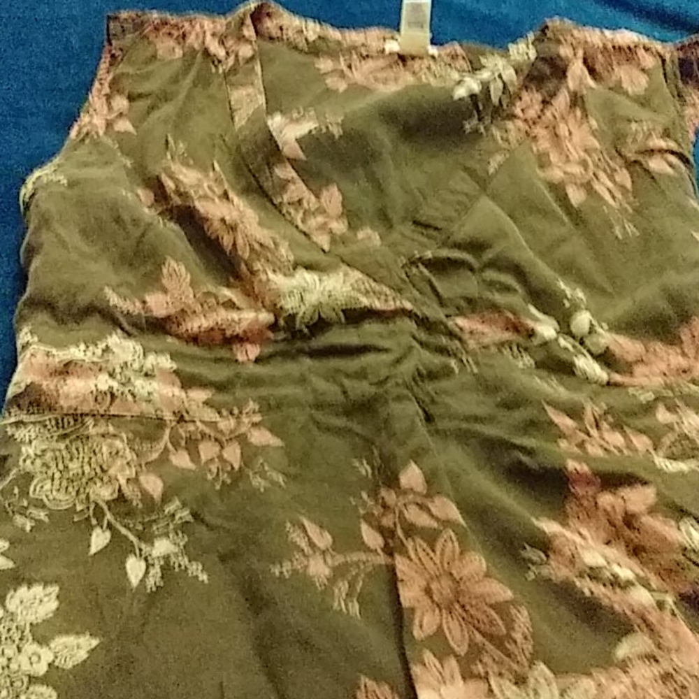 Flowered sleeveless blouse